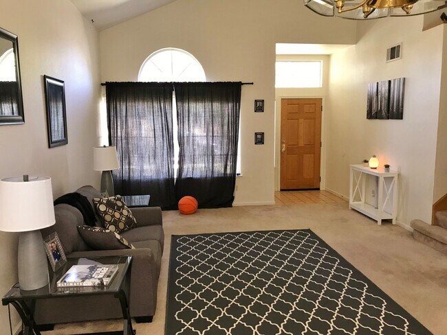 Foto del edificio - Modern 3 Bedroom 2 Story 3 Car Garage in Vacaville *Star Rentals