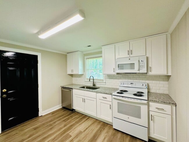 Building Photo - WILSHIRE BLVD - 4 Bedroom - minutes to UNC...