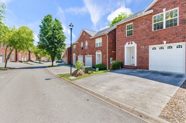 Foto del edificio - Knoxville 37912 - 3 bedroom, 2.5 bath all ...