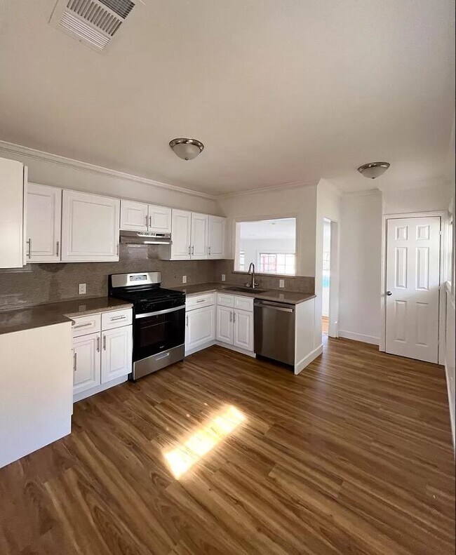 Building Photo - 710 N Parish Pl