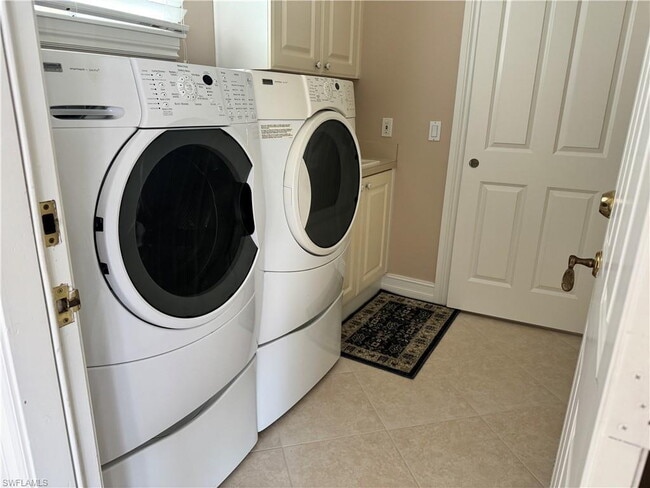 Building Photo - BEAUTIFUL 2/2 + DEN SINGLE FAMILY HOME IN ...