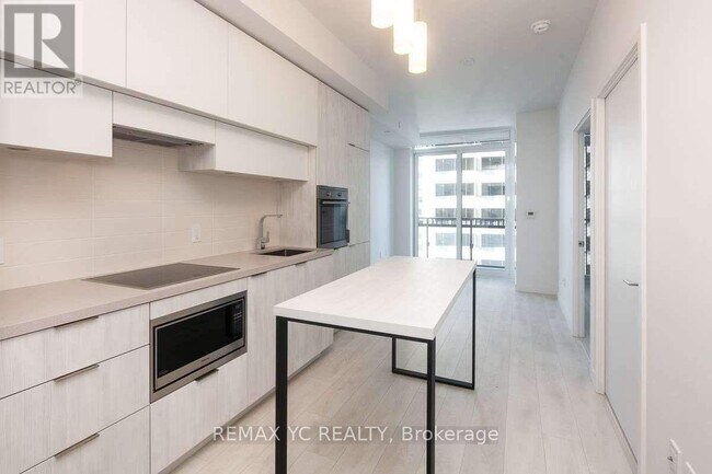 Photo du bâtiment - 8 Eglinton Ave E