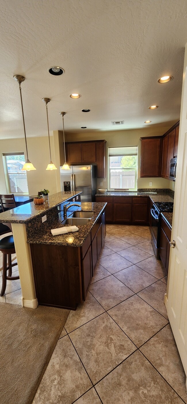 Building Photo - 2490 W Pollo Cir