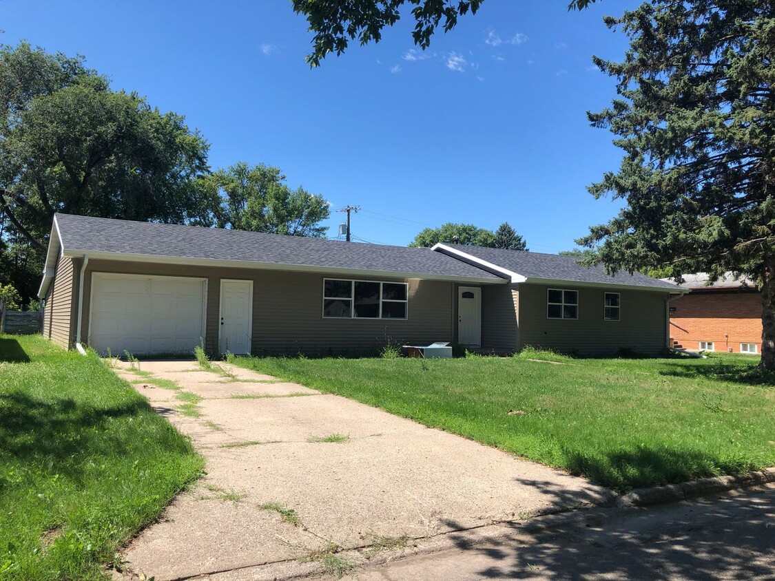 Primary Photo - Newly Remodeled 3 Bedroom House