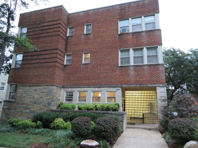 Building Photo - 3925 Davis Pl NW