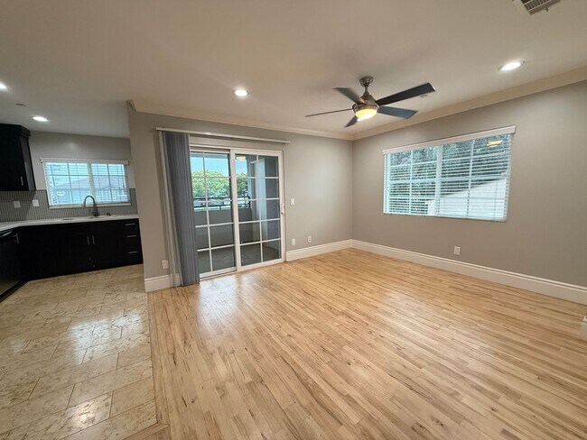 Foto del edificio - Gorgeous 2/2 with Assigned Parking! In Uni...