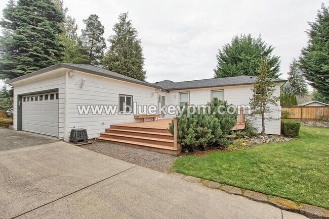 Building Photo - 3 Bed, 3 Bath Home with a LARGE 1/2 Acre Yard and Deck, Boathouse and 2 Bonus Rooms