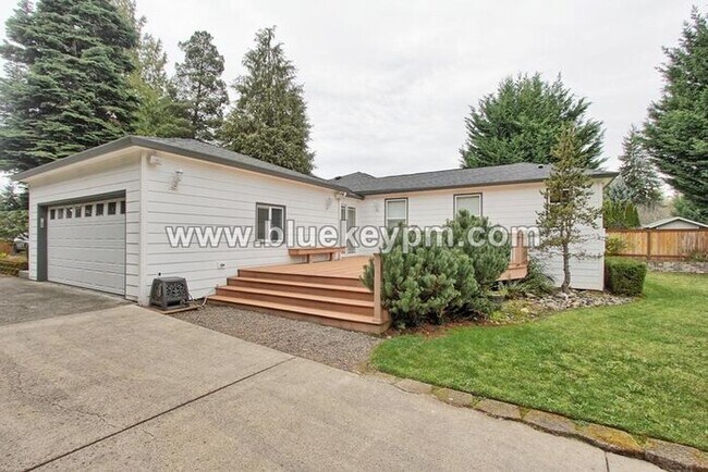 Foto del edificio - 3 Bed, 3 Bath Home with a LARGE 1/2 Acre Yard and Deck, Boathouse and 2 Bonus Rooms
