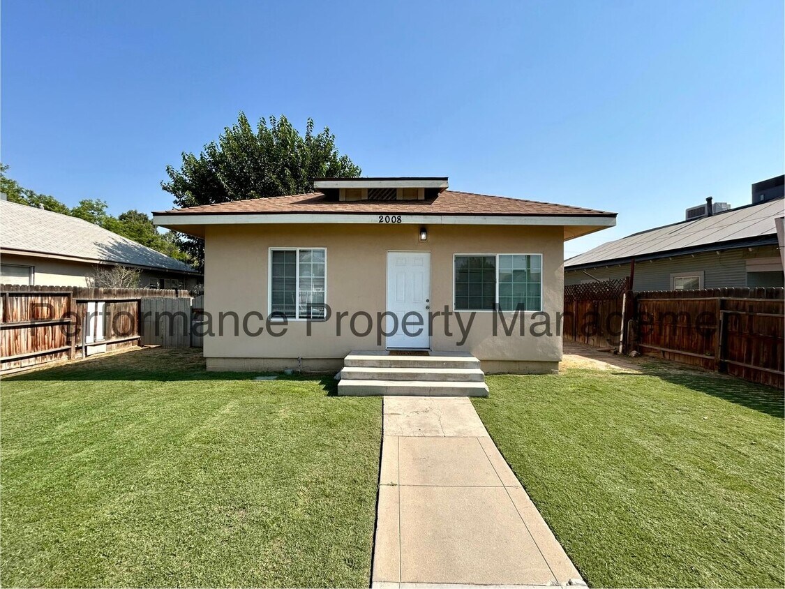 Foto principal - Charming 3 Bed/2 Bath Home w/ Large Yard