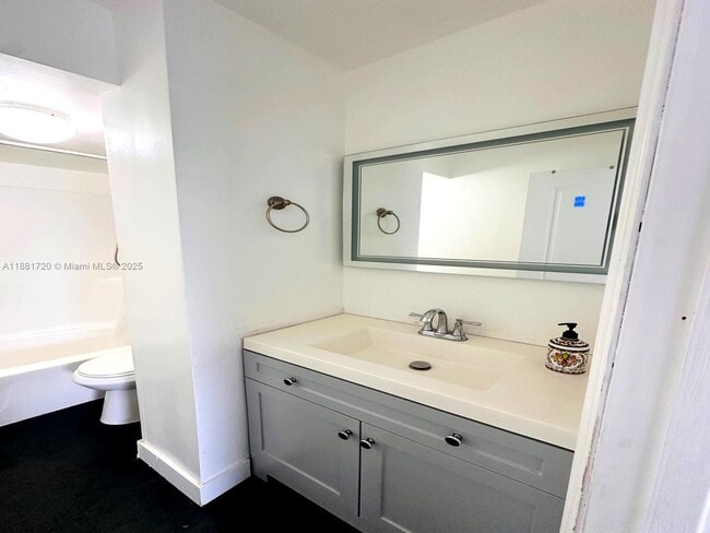 Foto del edificio - 2350 NE 135th St