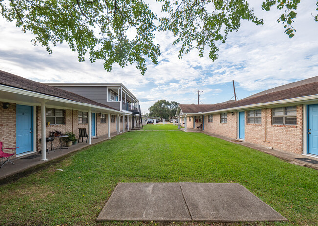 Courtyard - 303 Hardy Ave