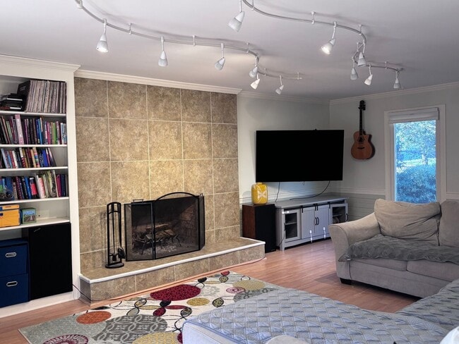 Building Photo - Spacious 4-Bedroom Family Home with In-Law...