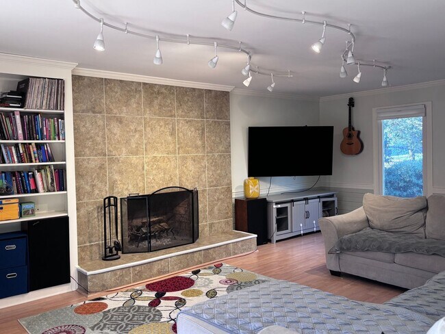 Foto del edificio - Spacious 4-Bedroom Family Home with In-Law...