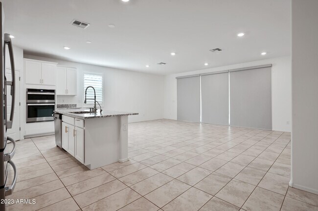 Building Photo - 646 E Rojo Way