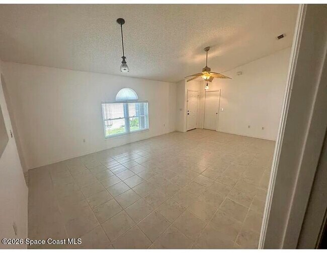 Building Photo - 2089 Redwood Cir