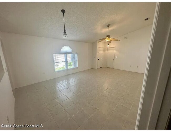 Foto del edificio - 2089 Redwood Cir