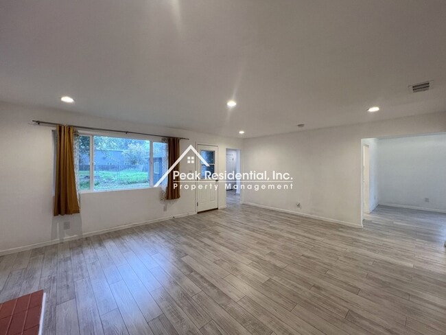 Building Photo - Updated 3bd/2ba Sacramento House