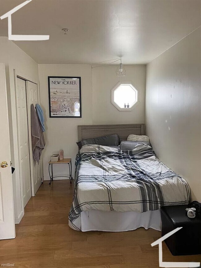 Building Photo - Modern Triplex Apartment with 1 Parking Included.  Conveniently Located.  NO FEE