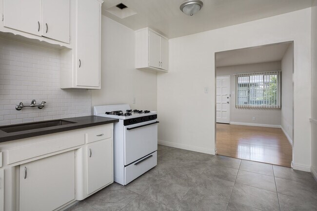 Building Photo - 5440 Willowcrest Ave