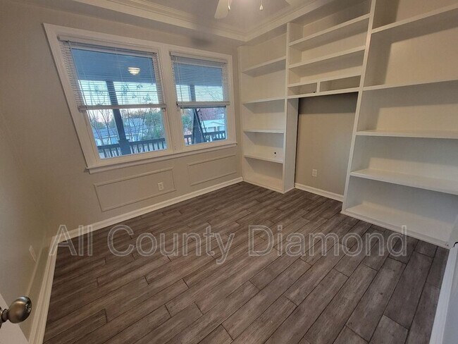 Building Photo - 215 Harris Ave