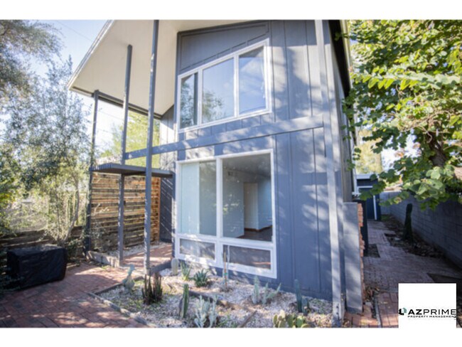 Foto del edificio - Step into a 3/2 Home that Delivers Instant Comfort, Character, and Convenience in the Heart of Phoen