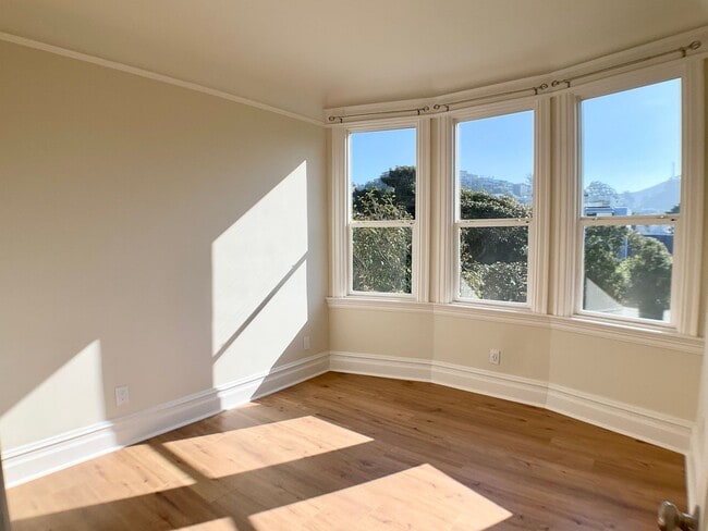 Foto del edificio - REMODELED 4BR/3BA. In Unit Laundry! Dishwasher! Bay Windows!