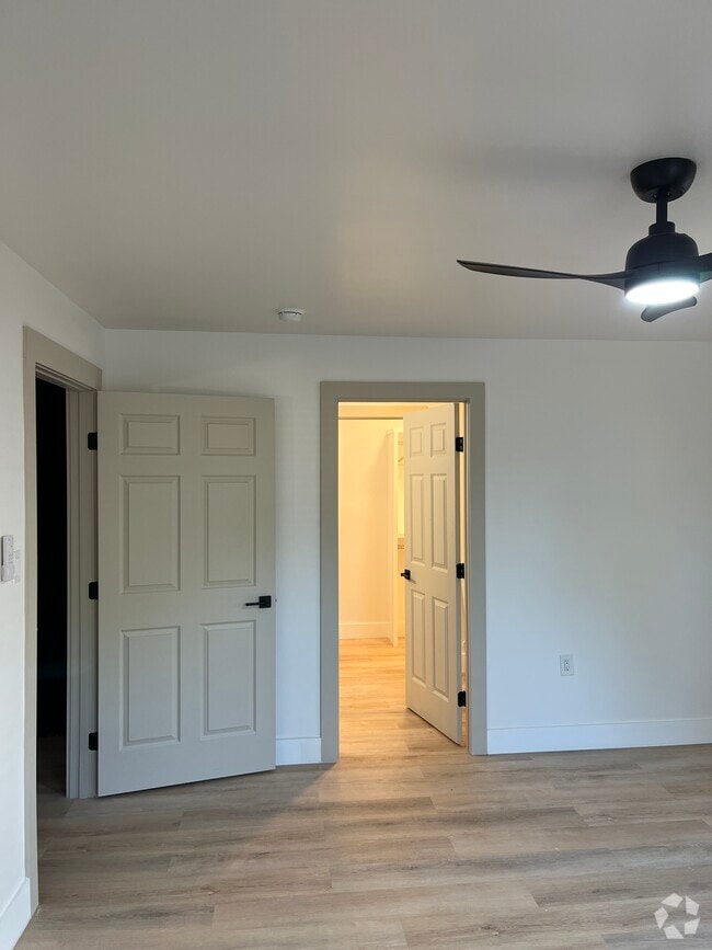Building Photo - 3020 Bellaire Dr