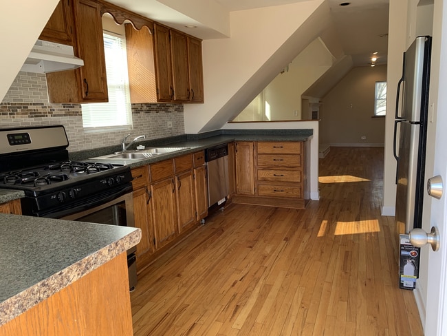 Kitchen - 3755 N Christiana Ave