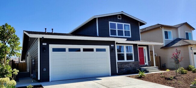 Foto del edificio - Two-level home located in Coffey Park!
