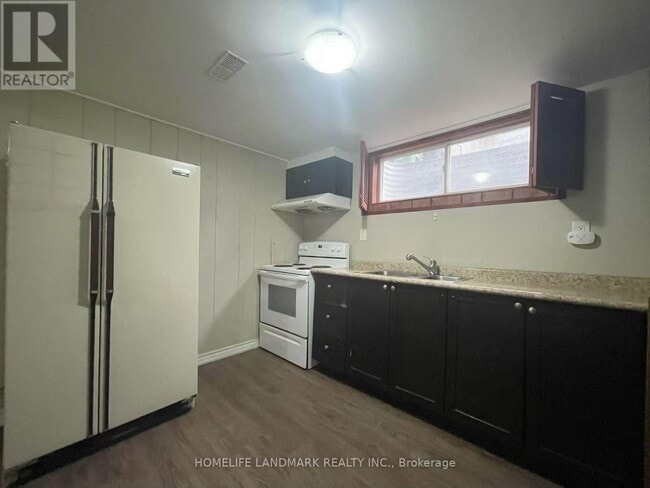 Building Photo - 15 Orangewood Crescent