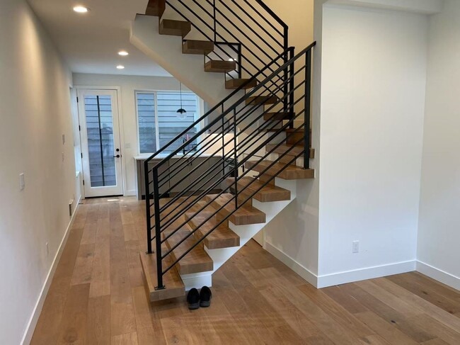 Building Photo - Nice 2-bed, 2-bath townhouse near Green La...