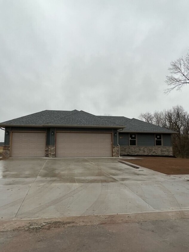 Foto principal - Beautiful one-year-old 3 bed, 2 bath, 3 ca...
