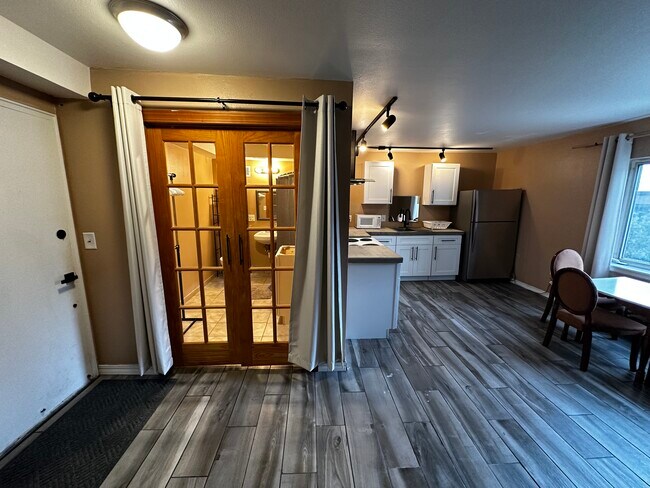 Building Photo - 320 Bawden St