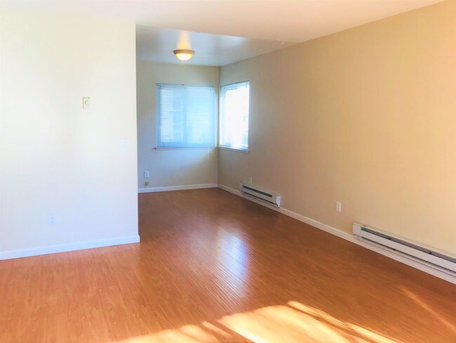 Building Photo - 676 Reseda Dr