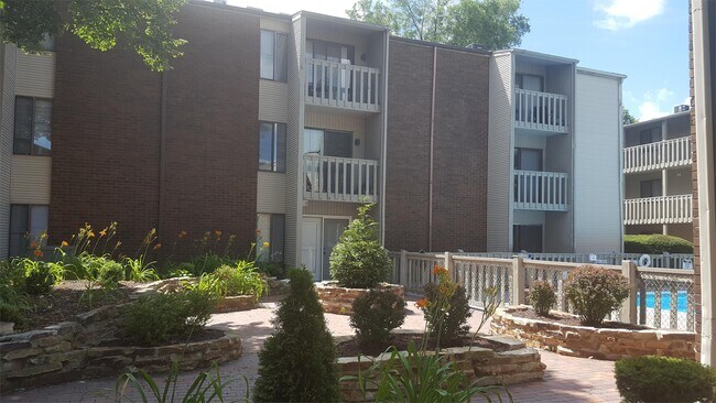 Building Photo - 717 S Randolph St