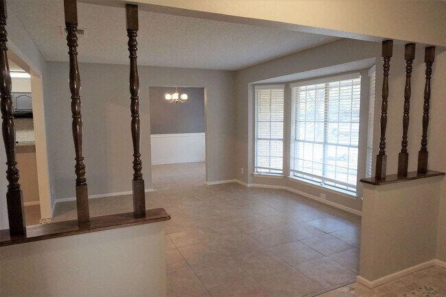 Foto del edificio - RENOVATED 3-BEDROOM HOME IN HOLLYWOOD PARK