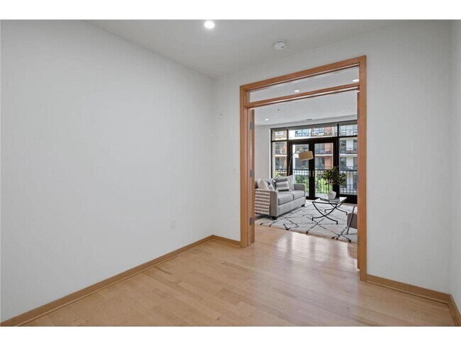 Foto del edificio - 3104 W Lake St