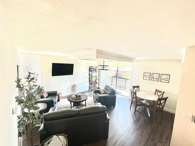 Foto del edificio - 20 Hammond Pond Pkwy