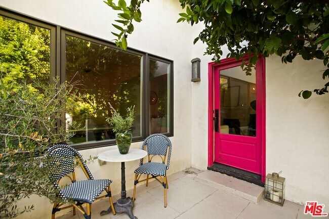 Foto del edificio - 327 N Edinburgh Ave