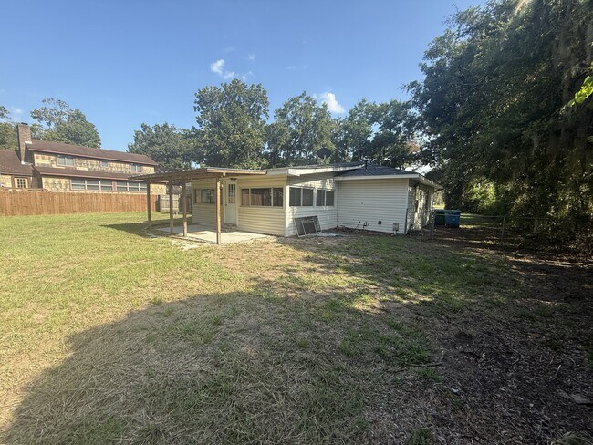 Building Photo - 2803 Smilax Ave