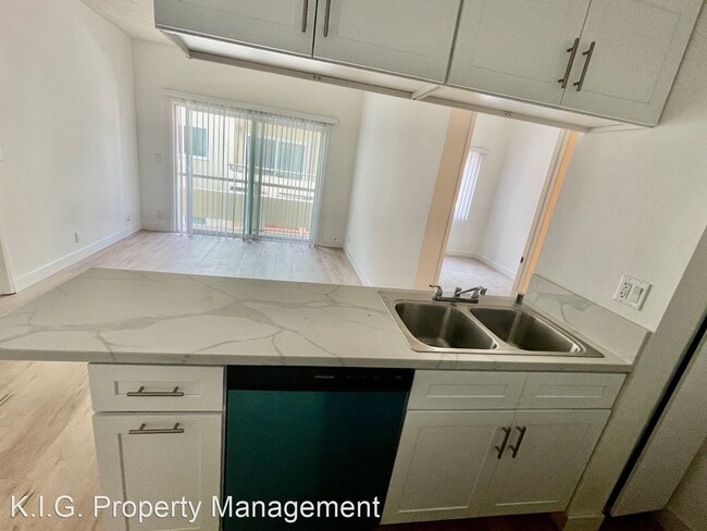 Building Photo - 2 br, 2 bath Apartment - 3925 Riverton Ave...