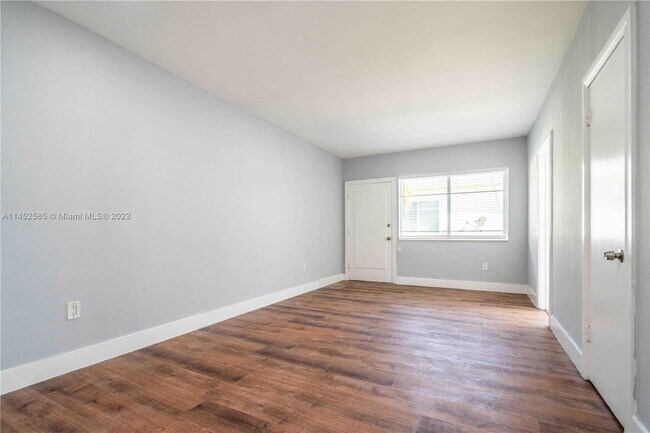Foto del edificio - 8329 Byron Ave