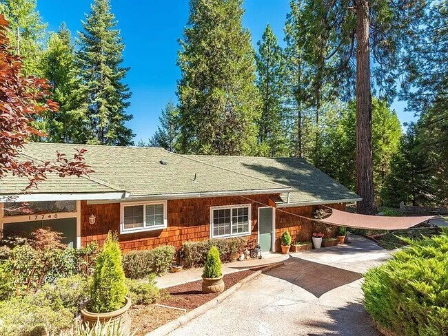 Building Photo - 17740 Circle View Dr