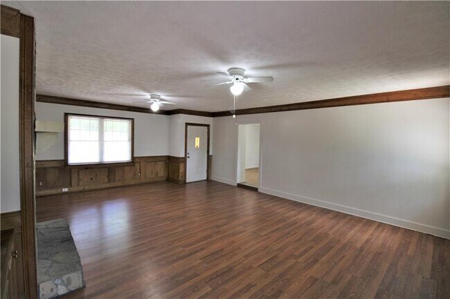 Building Photo - 823 Martins Chapel Rd