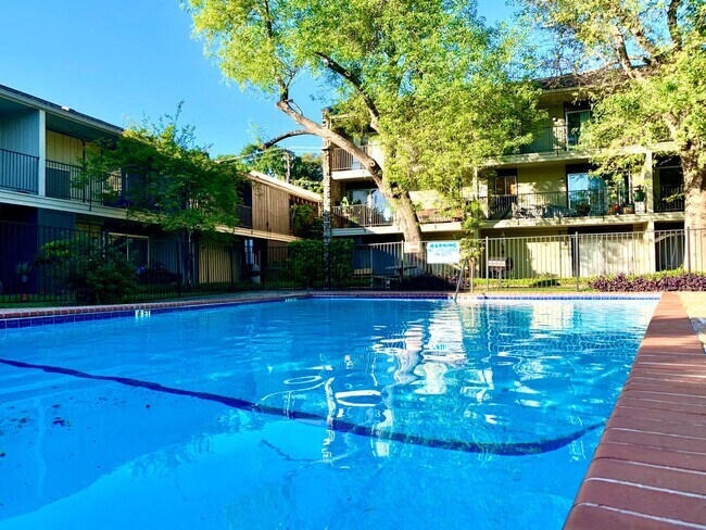Building Photo - 500 E Riverside Dr