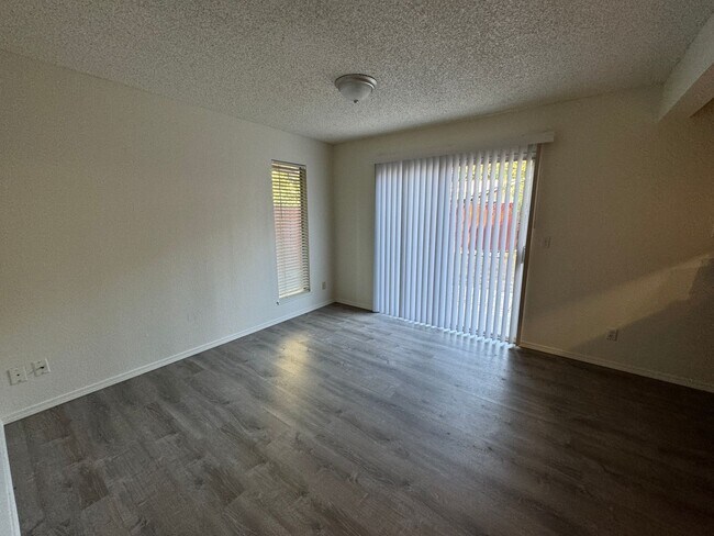 Building Photo - 953