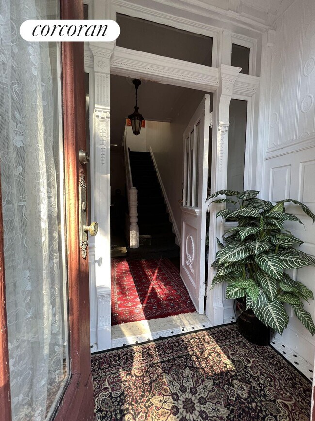 Foto del edificio - 219 E 8th St