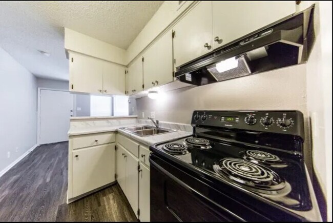 Kitchen - 506 W 37th St