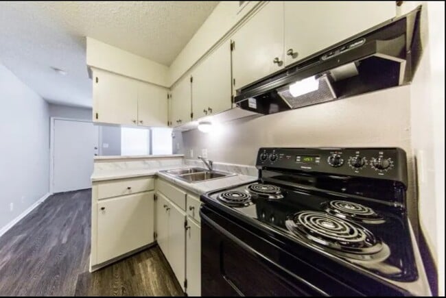 Kitchen - 506 W 37th St