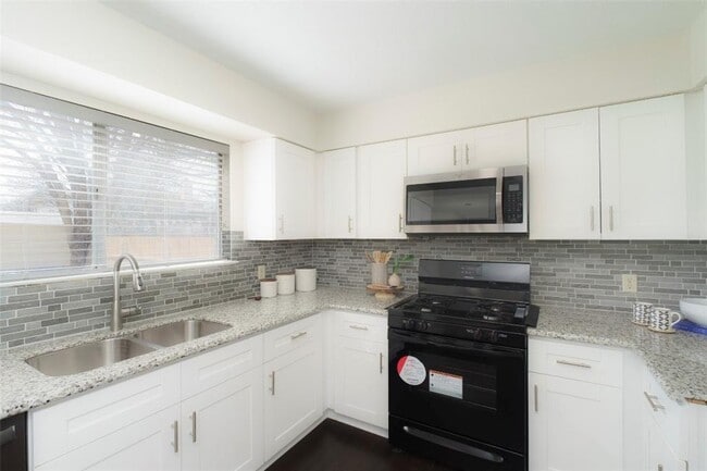 Foto del edificio - 2201 Broughton Ct